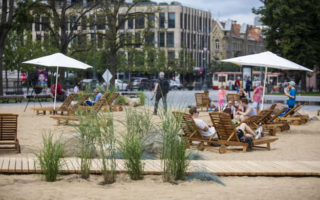 В Вильнюсе в самом центре города открыли пляж