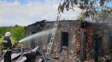 В Харьковской области около трех часов тушили частный дом (видео, фото)