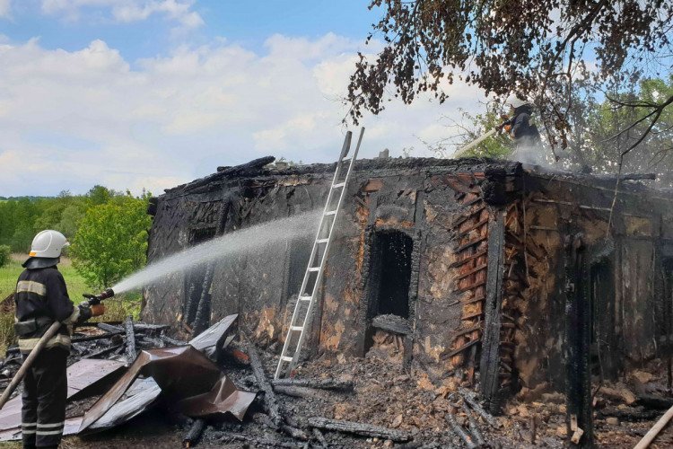 В Харьковской области около трех часов тушили частный дом (видео, фото)