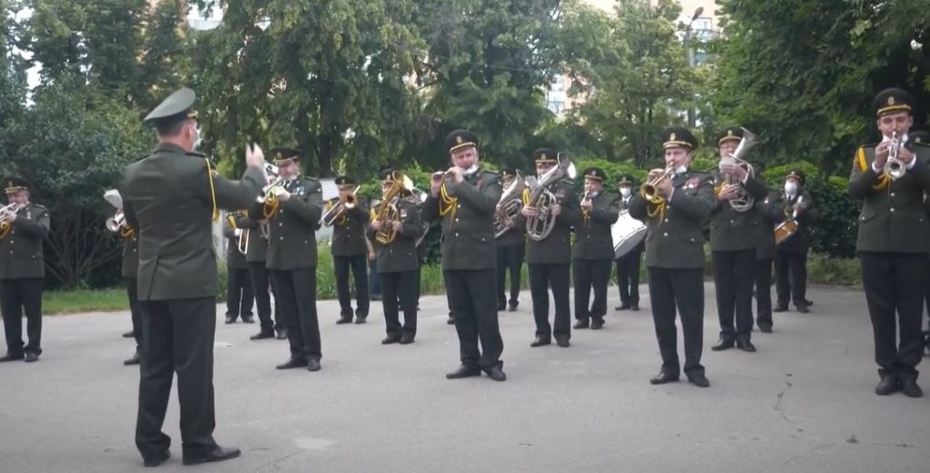 Військові дякують медикам: під інфекційною лікарнею у Харкові зіграв оркестр (відео)