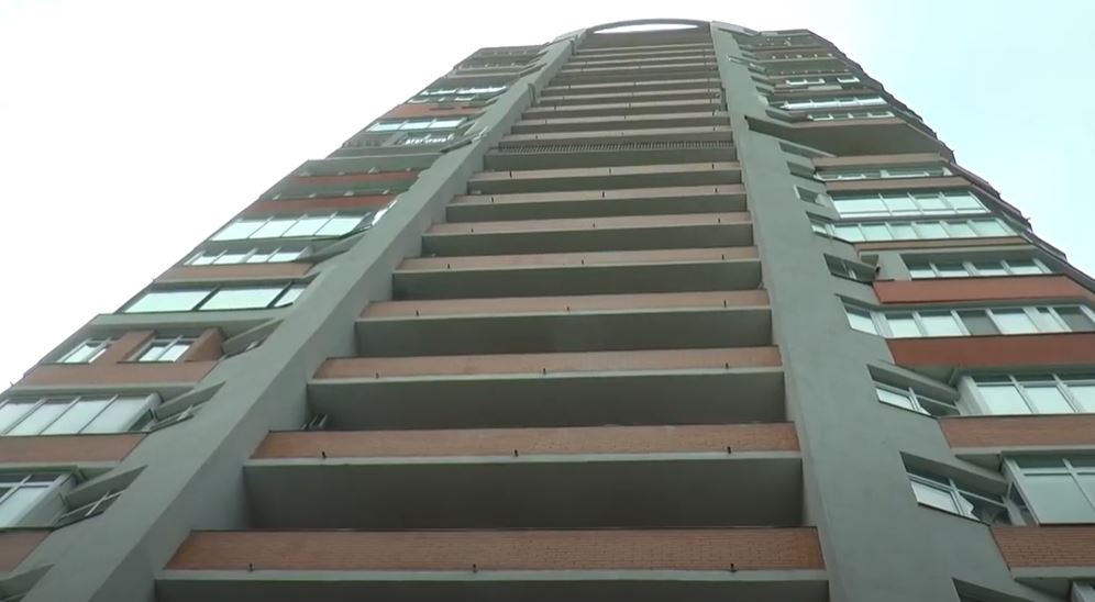 Жінка стрибнула з балкону багатоповерхівки з дитиною в руках у Харкові (відео)