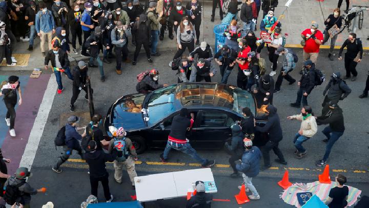 В Сиэтле автомобиль въехал в толпу во время акции протеста, водитель открыл огонь (видео)