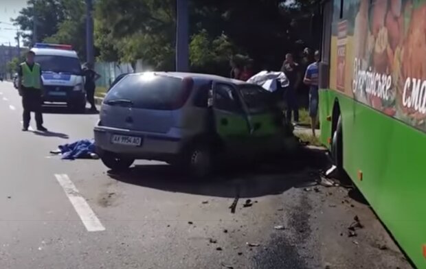У Харкові під час руху вибухнуло колесу тролейбусу №31 (відео)