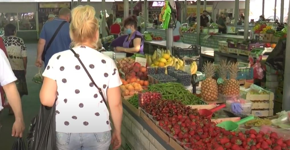 Черешня — до 100 гривень за кілограм, полуниця — до 90: у Харкові — рекордні ціни на ягоди (відео)