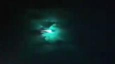 Ночью над Австралией пролетел огромный зеленый шар (видео)