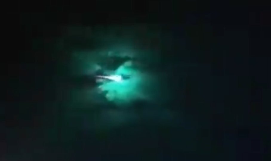 Ночью над Австралией пролетел огромный зеленый шар (видео)