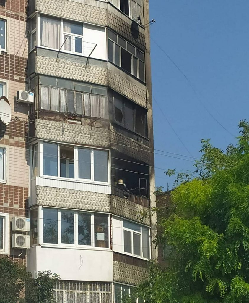 На Харьковщине окурок от сигареты поджег два балкона в жилом доме (фото)
