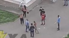 Мужчина с битой бросался на прохожих в Харькове (видео)