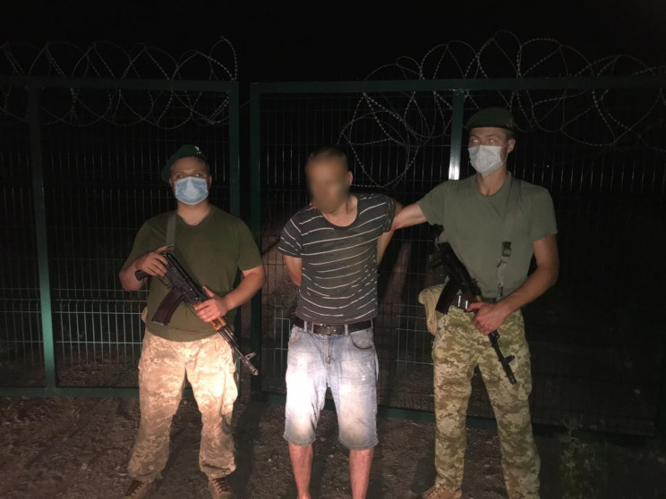 В Харьковской области задержали мужчину, который незаконно пересек границу (видео, фото)