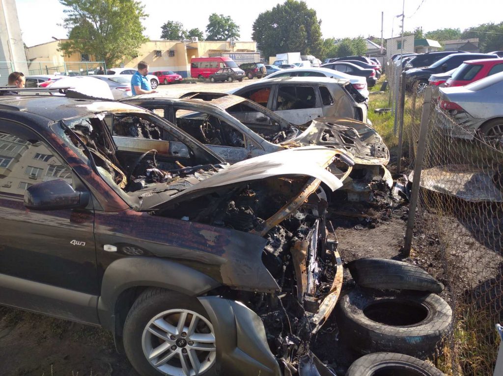 На одной из парковок Харькова горели семь автомобилей (фото)