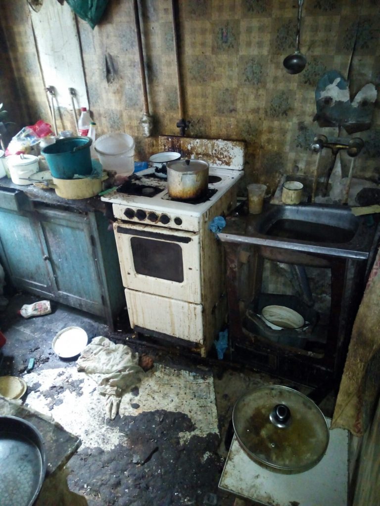 В пятиэтажке на Мерефянском шоссе в квартире сгорели домашние вещи (фото)