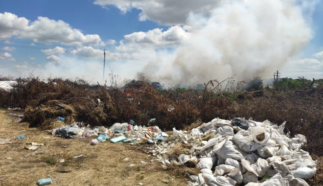 Масштабный пожар произошел на мусорном полигоне на Харьковщине (видео)
