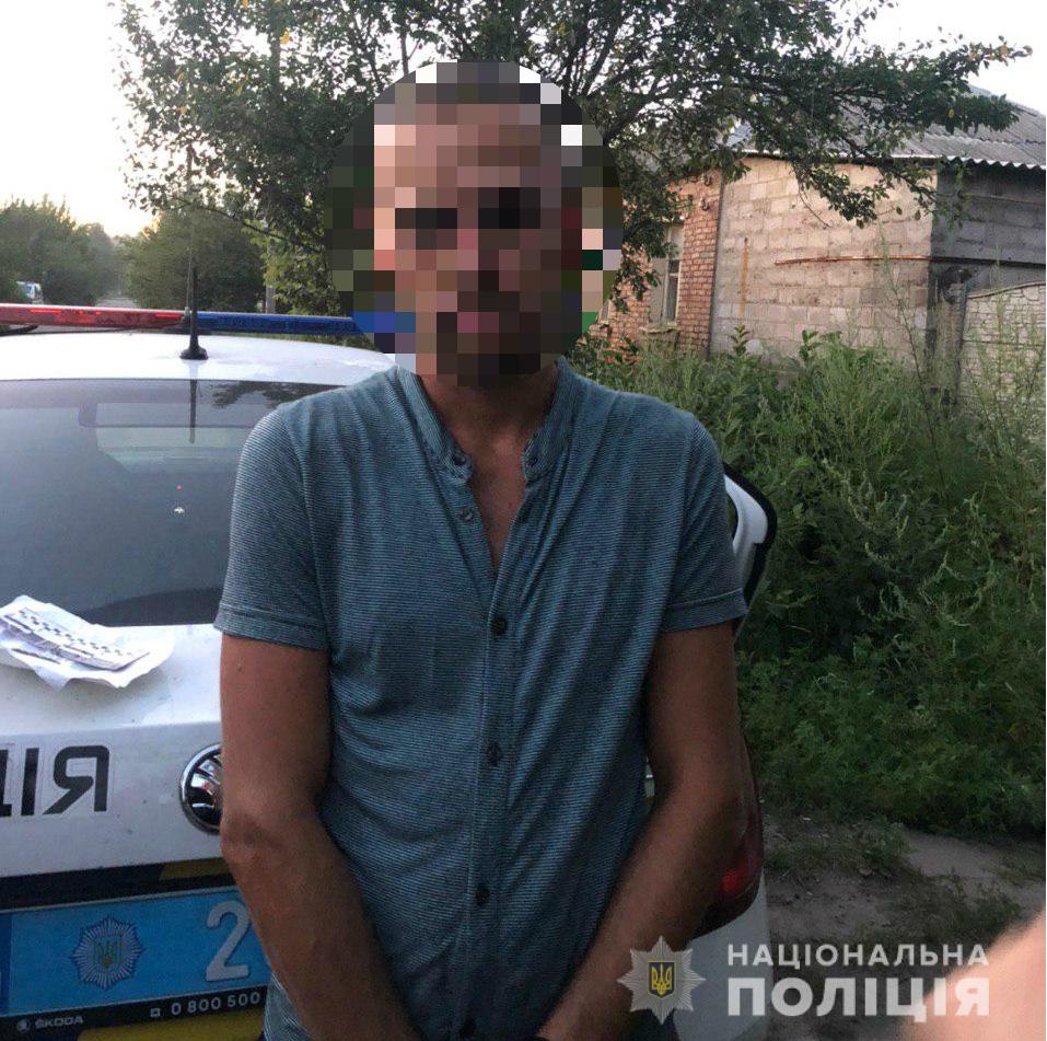 Полиция привлекла к ответственности мужчину, который выгонял мать из дома и жег ее вещи (фото)