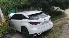 В Харькове автомобиль врезался в столб