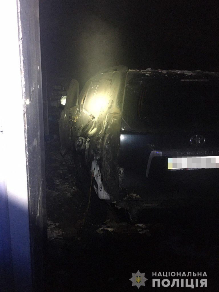 В Харькове загорелся автомобиль на СТО