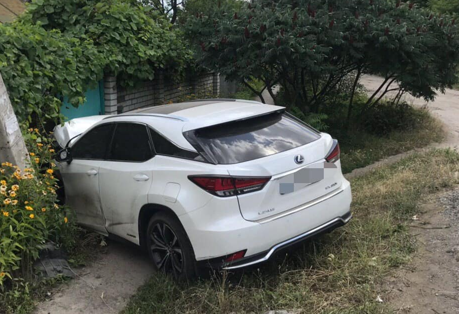 В Харькове автомобиль врезался в столб