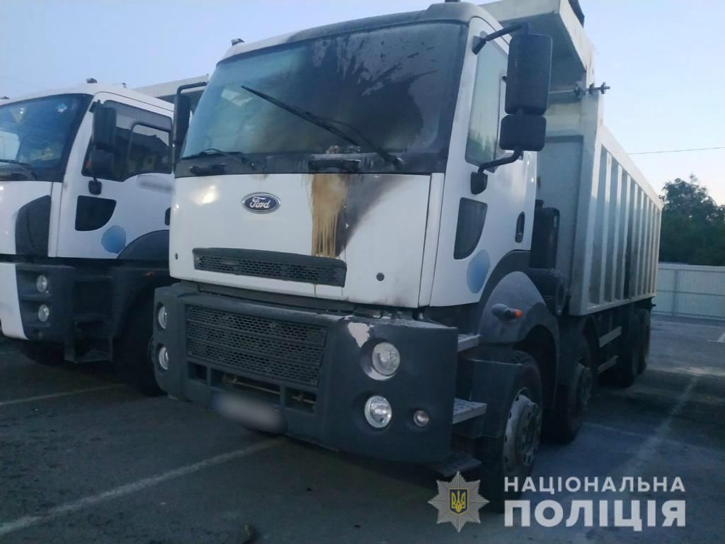 В Киевском районе Харькова подожгли автомобиль (фото)