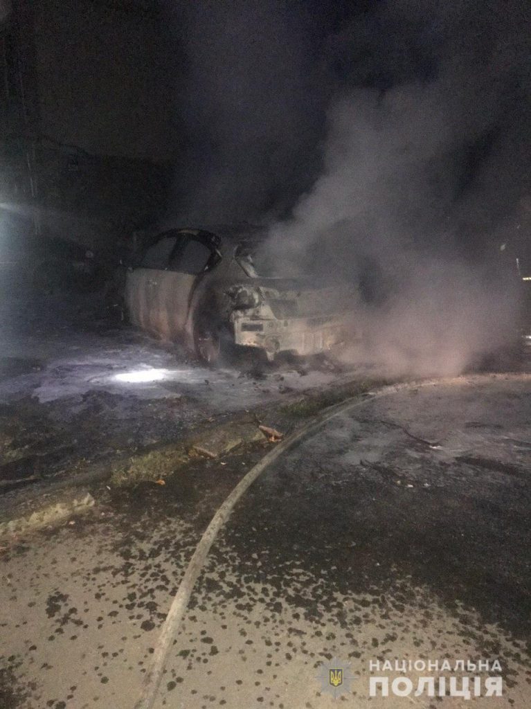 Во дворе дома по проспекту Науки ночью подожгли автомобиль (фото)
