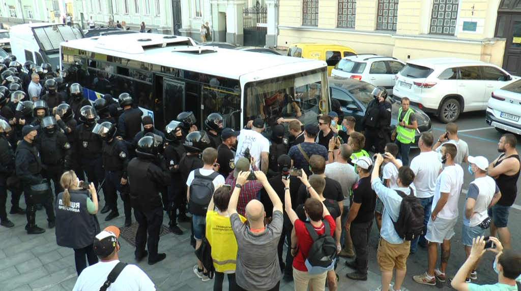 Акція у центрі Харкова: поліція ловила націоналістів, їхні опоненти їли торт (відео)