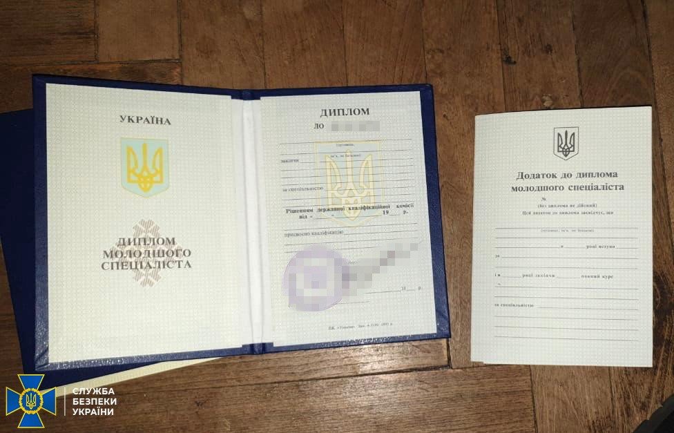На Харьковщине задержали мошенника, причастного к продажам боевикам «ДНР» поддельных дипломов (фото)