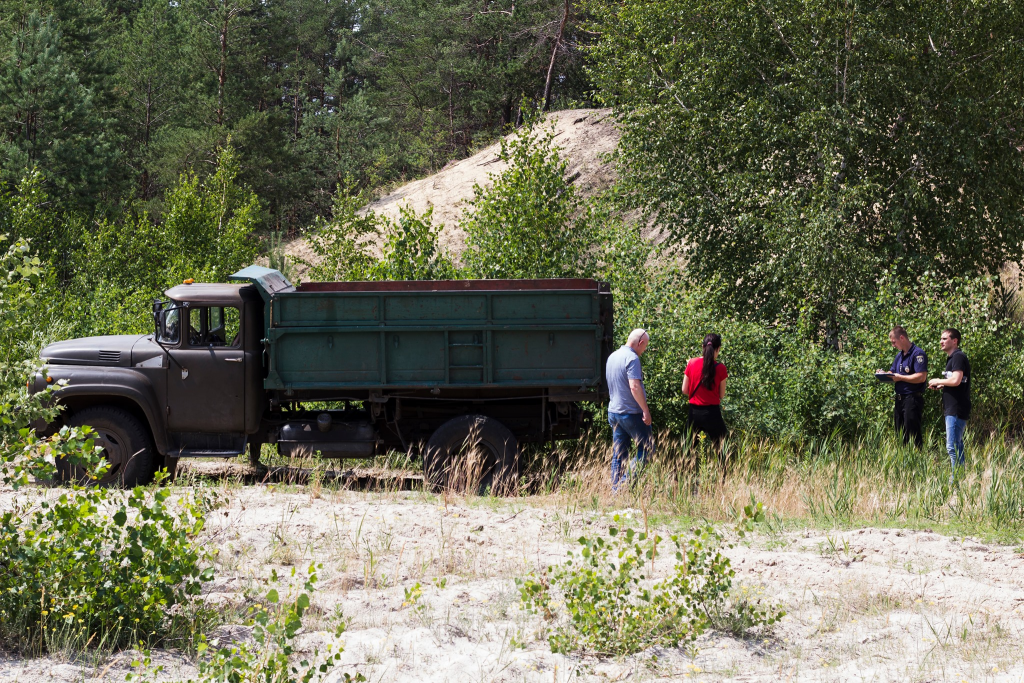Харківські лісничі не пропустили інспекторів, які хотіли викрити незаконну рубку дерев (фото)