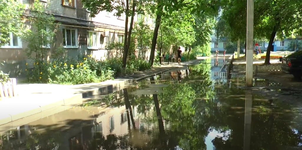 На Москалівці затопило вулицю: вода розтіклась дорогою на два кілометри (відео)