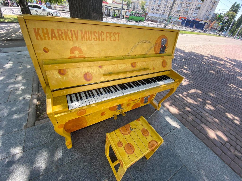 На харьковских улицах появились музыкальные арт-объекты (фото, видео)