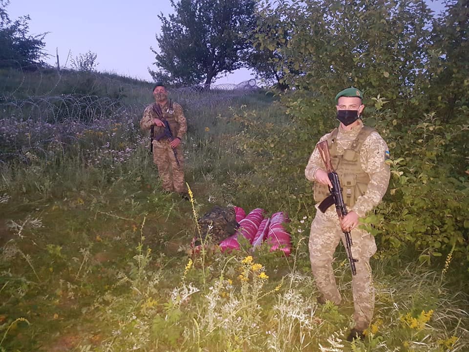 Контрабандист убежал от пограничников Харьковского отряда, оставив свои данные (фото)