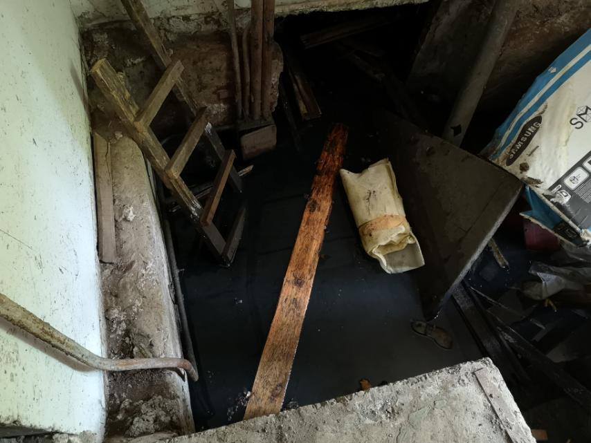Жители 9-этажки на улице Тобольской жалуются на подвал с фекалиями и водой по колено (фото)