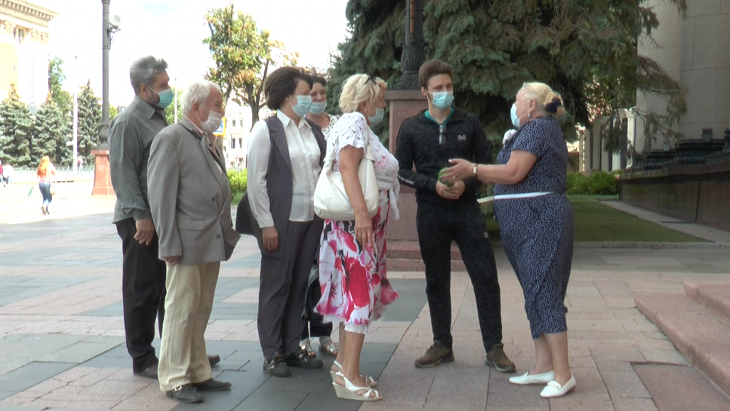 Працівники «швидкої» Харківщини приходили до облради з колективним зверненням на підтримку директора (відео)