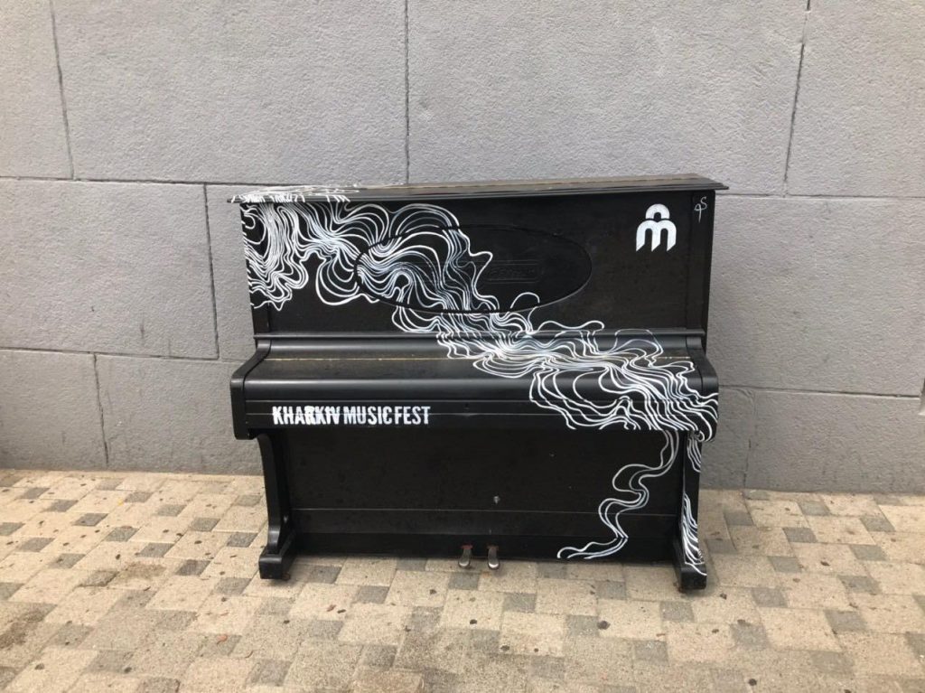 На улице Сумской вандалы сломали уличное пианино (фото)
