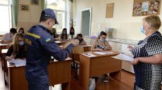 Спасатели провели противопожарные инструктажи на пунктах ВНО (фото)