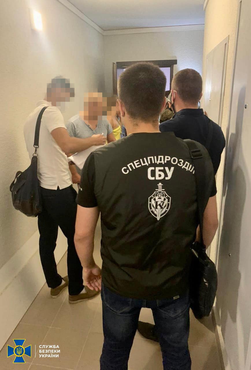 СБУ разоблачила группировку, терроризирующую частных предпринимателей (фото)