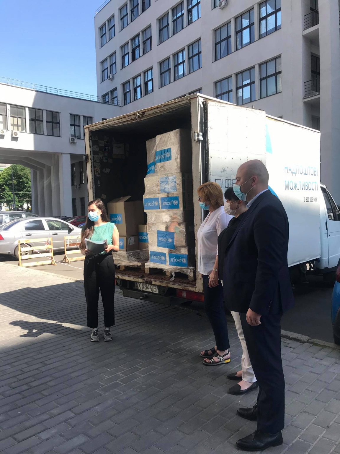 Соцработникам Харьковщины бесплатно выдали маски, дезинфекторы и перчатки (фото, видео)