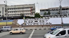 В центре Харькова высаживают новую клумбу-вышивку (фото)