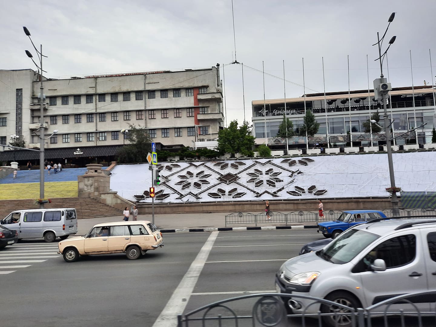 В центре Харькова высаживают новую клумбу-вышивку (фото)