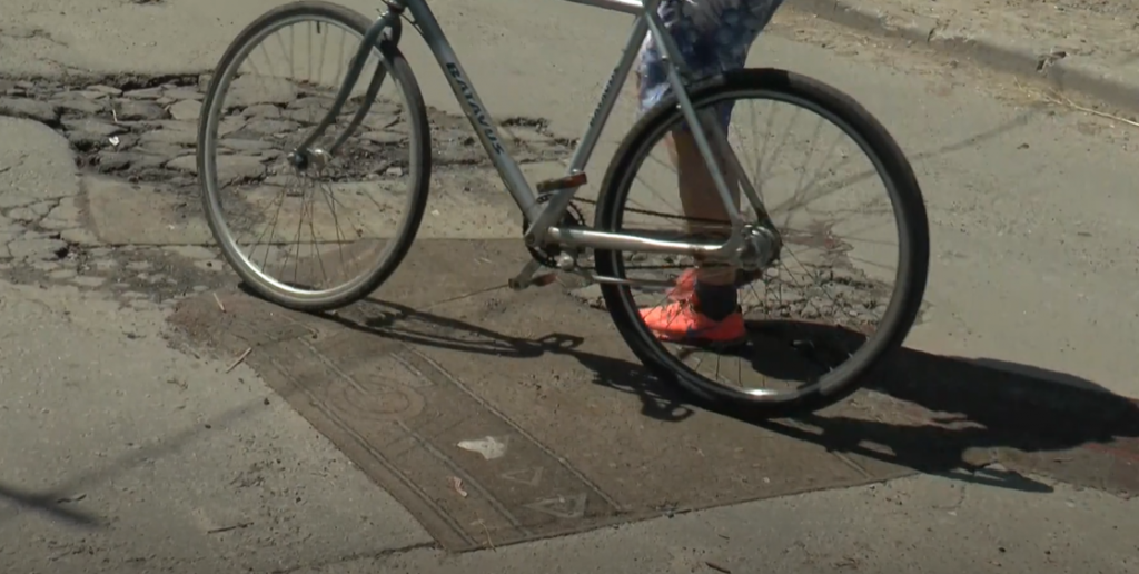 Дорога з килимів: як мешканці вулиці Познанської ремонтують автошлях (відео)