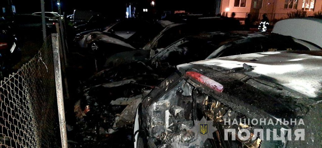 Полиция выясняет причины пожара на парковке в Харькове (фото)