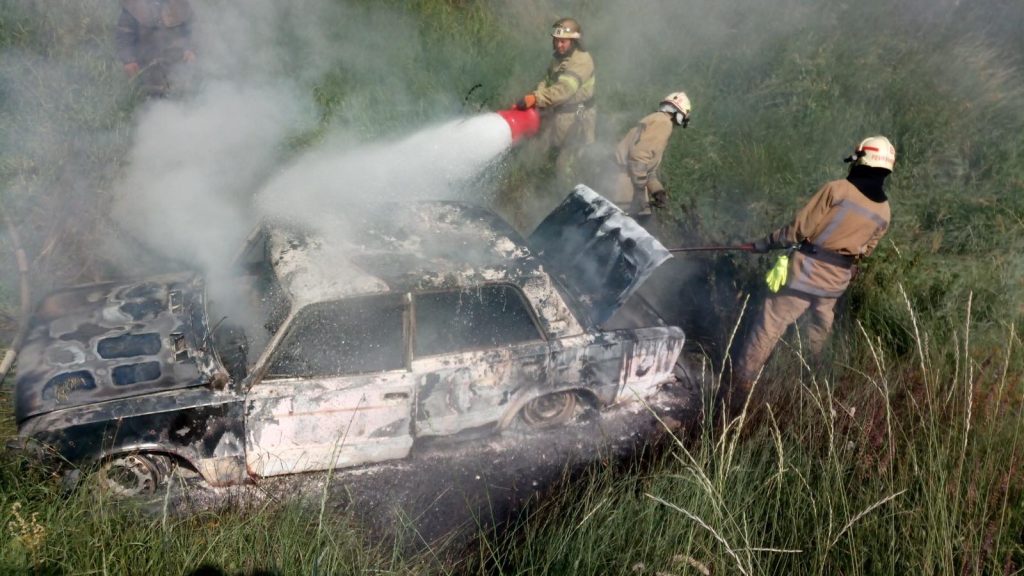 В Харькове спасатели ликвидировали пожар в брошенном автомобиле (фото)