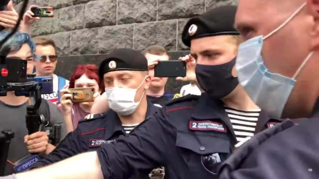 В Москве арест журналиста, подозреваемого в госизмене, обернулся массовыми задержаниями работников СМИ