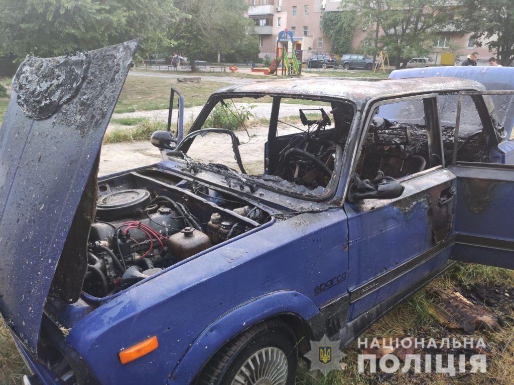 На Клочковской полностью сгорел салон автомобиля «ВАЗ-2103» (фото)