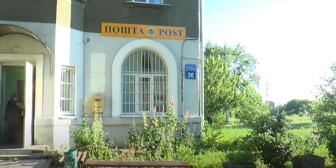 Правоохоронці шукають чоловіка, який пограбував у Харкові відділення «Укрпошти» (відео)