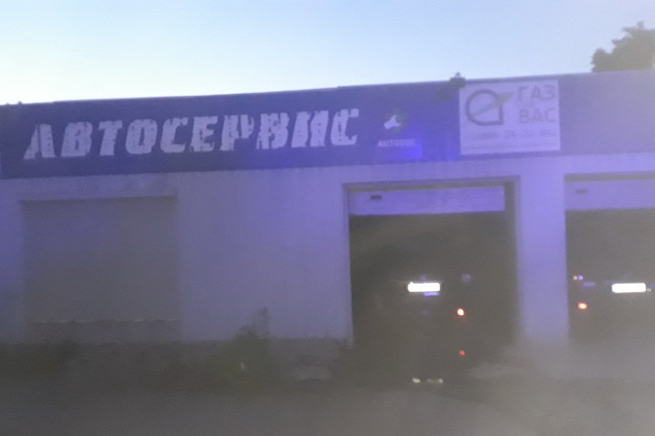 В Харькове в автосервисе сгорел внедорожник (фото)
