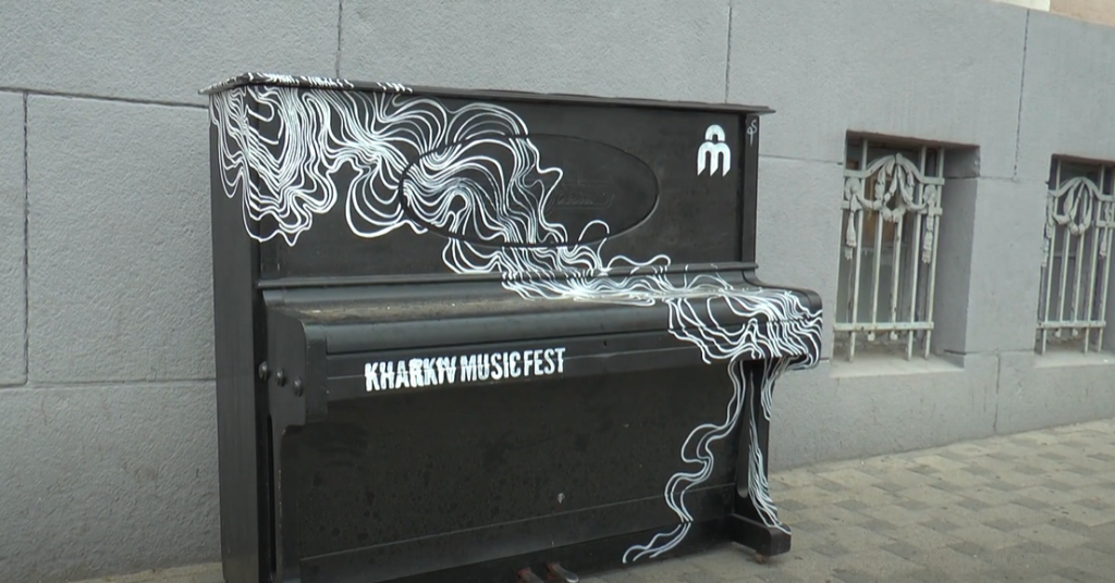 Що буде з пошкодженим вуличним фортепіано у Харкові (відео)