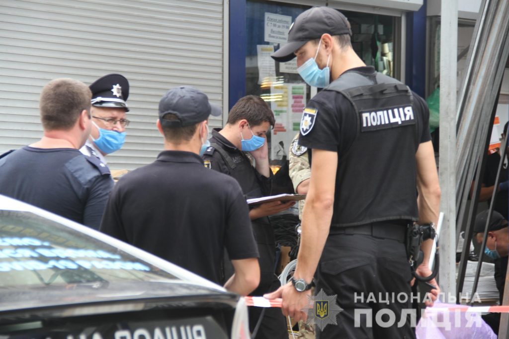 Харьковские полицейские задержали преступника, который бросил в граждан псевдогранату (фото)