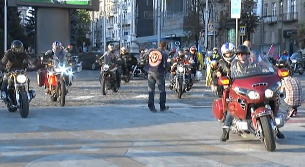 «Зшити країну воєдино»: учасники патріотичного мотопробігу дісталися Харківщини (відео)