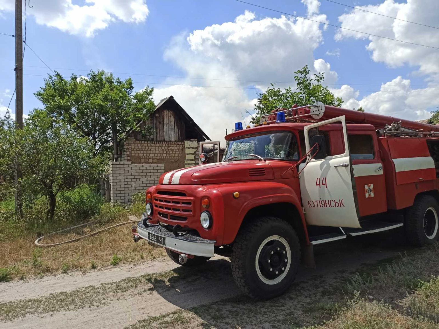 Спасатели потушили пожар в загородном доме на Харьковщине (фото)