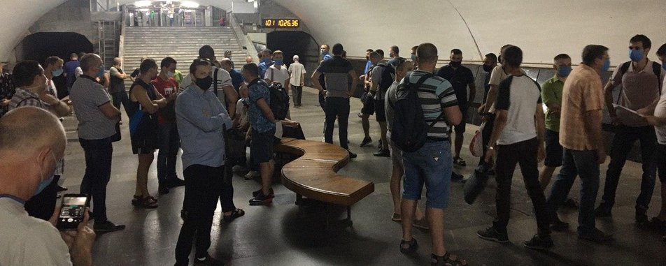 Сотрудники Харьковского метрополитена публично потребовали погасить им долги по зарплате