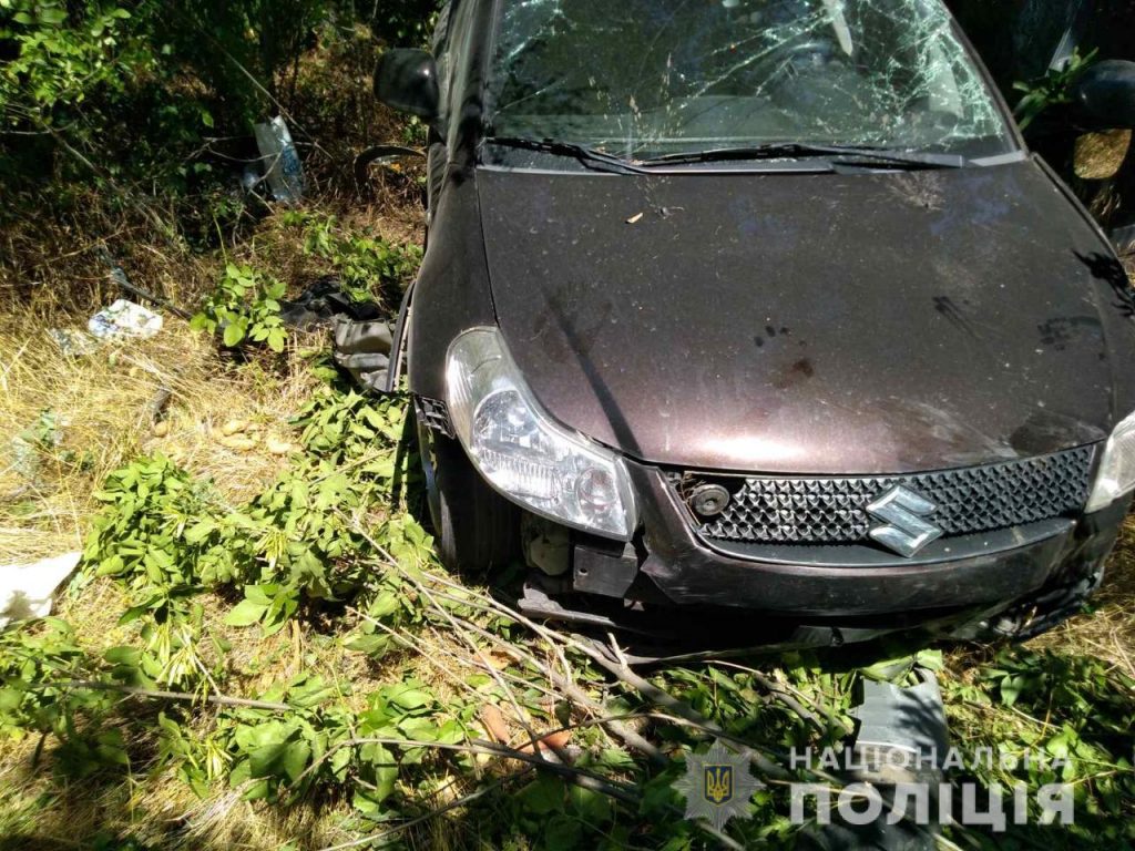 В Харьковской области Suzuki слетел с дороги в кювет — пострадали четыре человека (фото)