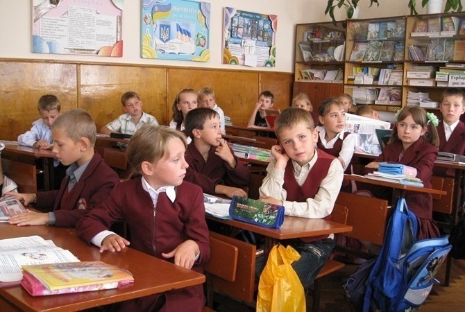С 1 сентября все школьники Украины могут начать учиться в две смены